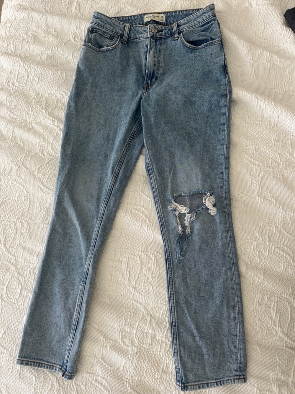 Abercrombie & Fitch The Skinny High Rise Curve Love with knee distress